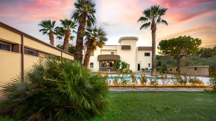 La Gigasuite. Design Villa at Sea with Spa & Pool gallery image 3