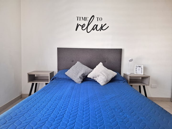 Spálňa s manželskou posteľou so šatníkom, žalúziami a balkónom 