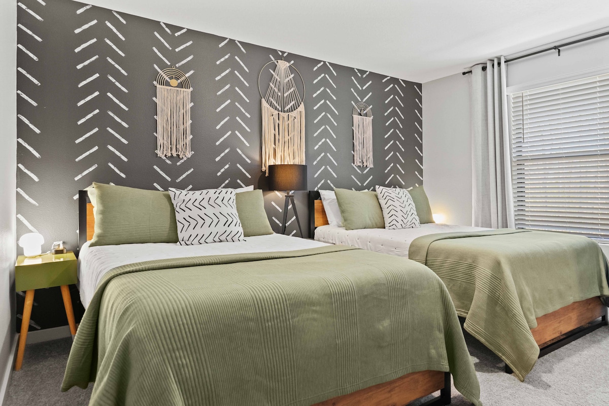 החדר הזה מושלם למשפחות שנוסעות עם ילדים. שתי מיטות זוגיות יכולות להכיל 2 -4 אנשים בנוחות. מצורף חדר רחצה צמוד.