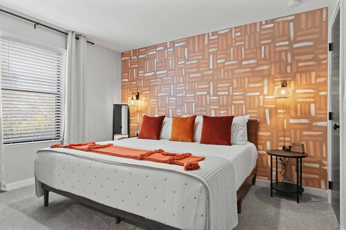 סוויטת קינג סייז היפה הממוקמת בקומה השנייה. מעוצב להפליא. בחדר הזה יש אווירה כל כך שלווה! חדר רחצה צמוד צמוד.