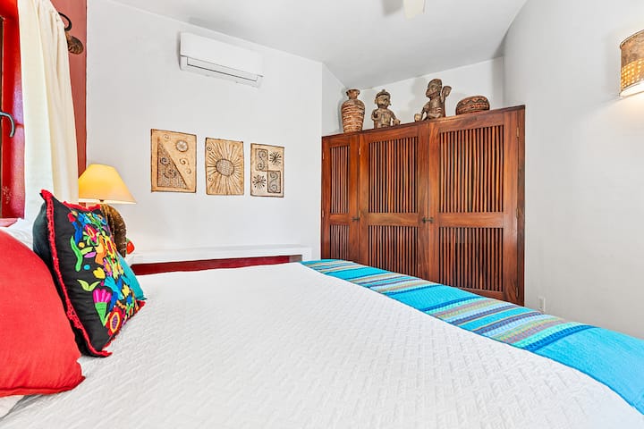 นี่เป็นหนึ่งในห้องนอนใหญ่ที่น่าอยู่ที่สุดในคอมเพล็กซ์  เช่นเดียวกับ El Nido (the Nest) ตั้งอยู่ใต้บ้านหลังใหญ่ดังนั้นห้องนอนนี้โดยเฉพาะอย่างยิ่งเมื่อคุณปิดม่านเหล่านั้นให้ความรู้สึกเหมือนเป็นสถานที่ที่ปลอดภัยและศักดิ์สิทธิ์ที่สุด