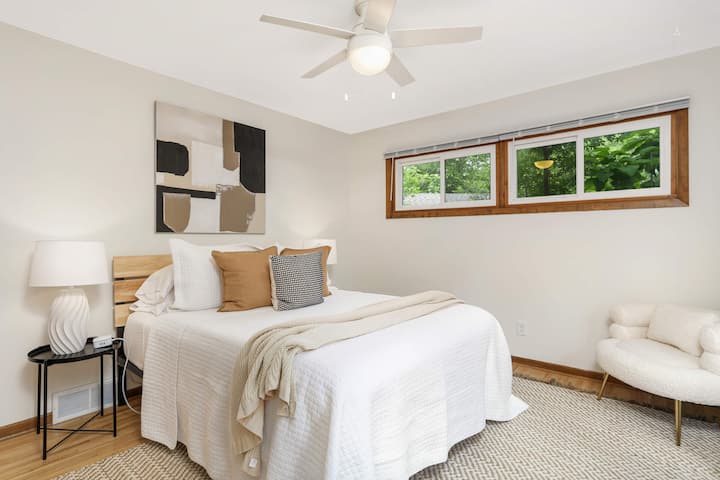 Kujdesu për lumin dhe dil në verandë nga dhoma e rehatshme kryesore e gjumit.  