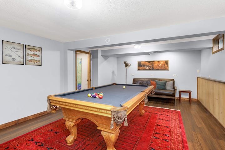 Luaj një lojë pishine dhe shiko TV.  Futon ndodhet në dhomën e tavolinës së pishinës për t 'u çlodhur ose një vend shtesë për vizitorët që të flenë.  