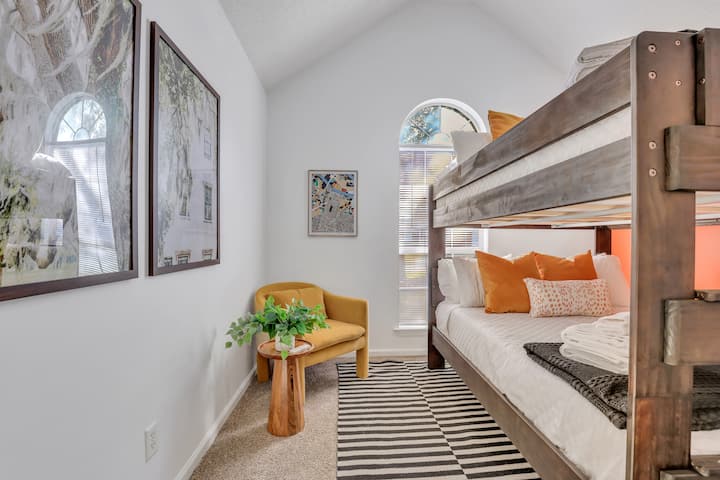 Detta sovrum har en bekväm queen-over-queen våningssäng, med snabb tillgång till hallen badrum. Koppla av i den mysiga stolen och njut av konsten som visar upp Savannahs levande ekar, spanska mossa och ikoniska arkitektur.