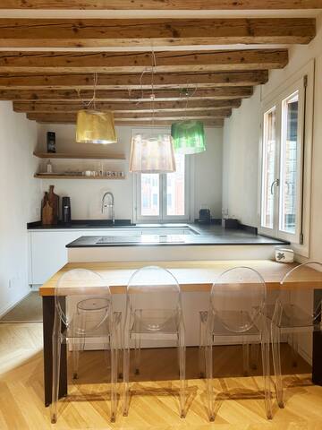 Autumn in Venice, central & quiet gallery image 4