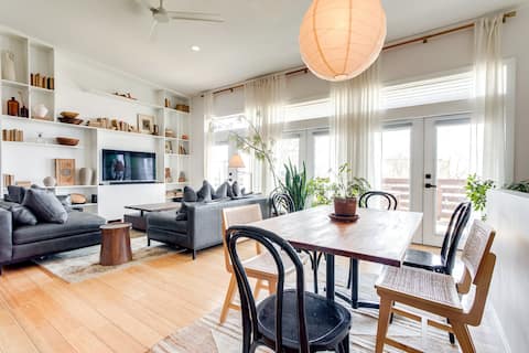 Popular Airbnb listing: Sunny hilltop house-Views, style, location! in Bordeaux Whites Creek Haynes Trinity