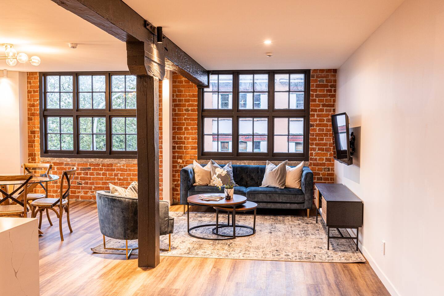 City View Apartment: History Meets Modern Elegance 5
