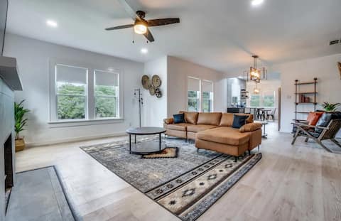 Top performing Airbnb: 3 Bedrooms l 6 Miles to Downtown in L.O. Daniel