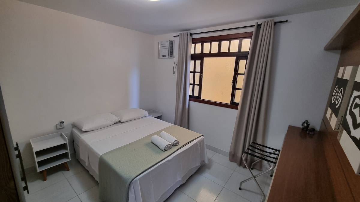 Chumba cha kwanza cha kulala (Kiyoyozi)
Ina kitanda cha watu wawili chenye starehe sana, kabati kubwa la nguo zako na utapeli ambapo unaweza kuweka vitu vyako binafsi.