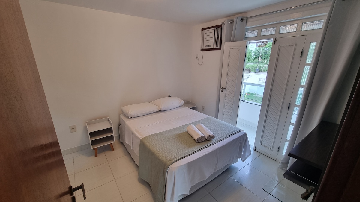 Suite Master (kiyoyozi) 
Ina kitanda cha watu wawili, bafu la kujitegemea, roshani na utapeli wa kuweka vitu binafsi.