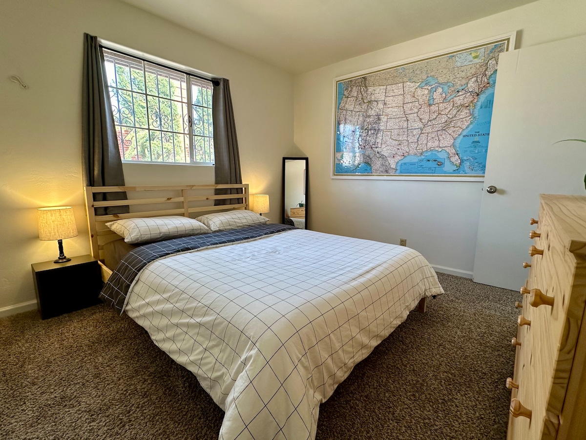 Slaapkamer met een queensize bed.