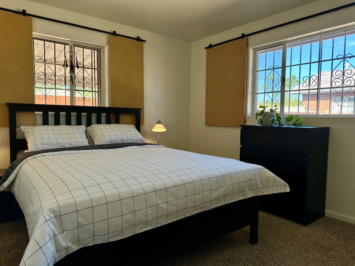 Slaapkamer met een queensize bed.