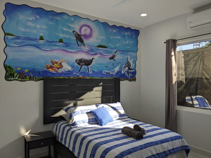 Alle slaapkamers zijn voorzien van stille airco en plafondventilatoren, kledingkast en comfortabele bedden.