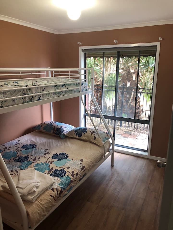 Მესამე საძინებელი აღჭურვილია ორსართულიანი საწოლით, რომელსაც აქვს ორადგილიანი ლეიბი ქვედა დონეზე და ერთი ლეიბი ზედა დონეზე