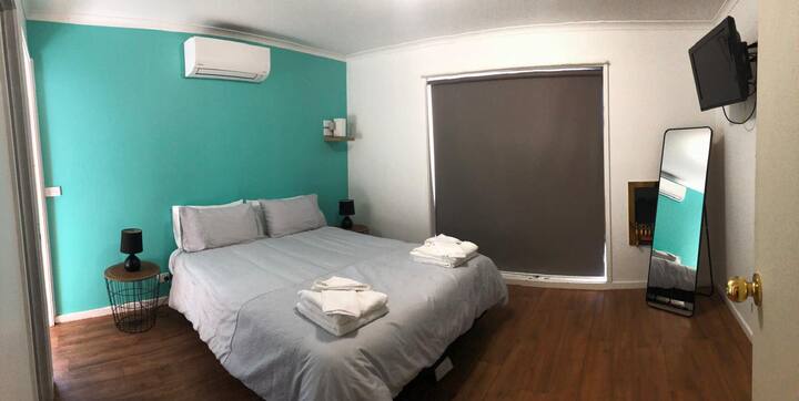 Კომფორტული საწოლი დიდი ზომის, ცალკე სააბაზანოთი და შესასვლელი კარადით. Თქვენი კომფორტისთვის გათვალისწინებულია დამატებითი საბნები და ბალიშები.