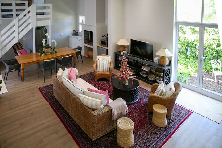 Ivy House – Super Spacious Spot -Somerset West gallery image 2
