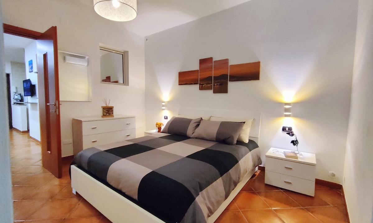 „Основната спалня е оазис на простор и комфорт, с голям килер, скрин, нощни шкафчета, меки светлини и климатизирана среда, за да осигурите максимална релаксация по време на престоя си