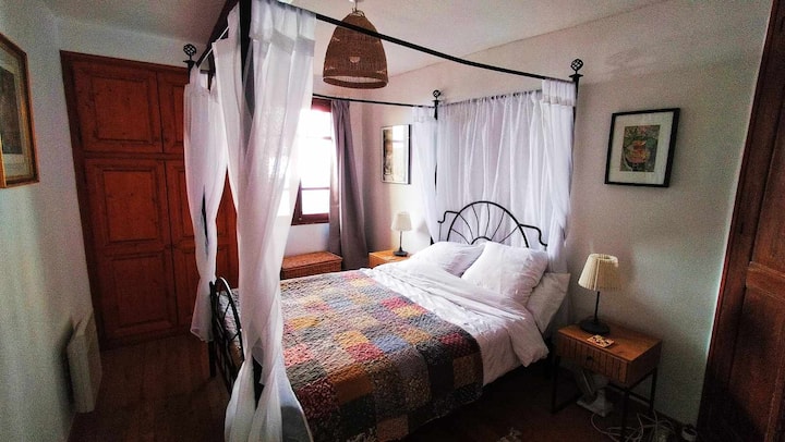 Middle floor bedroom.