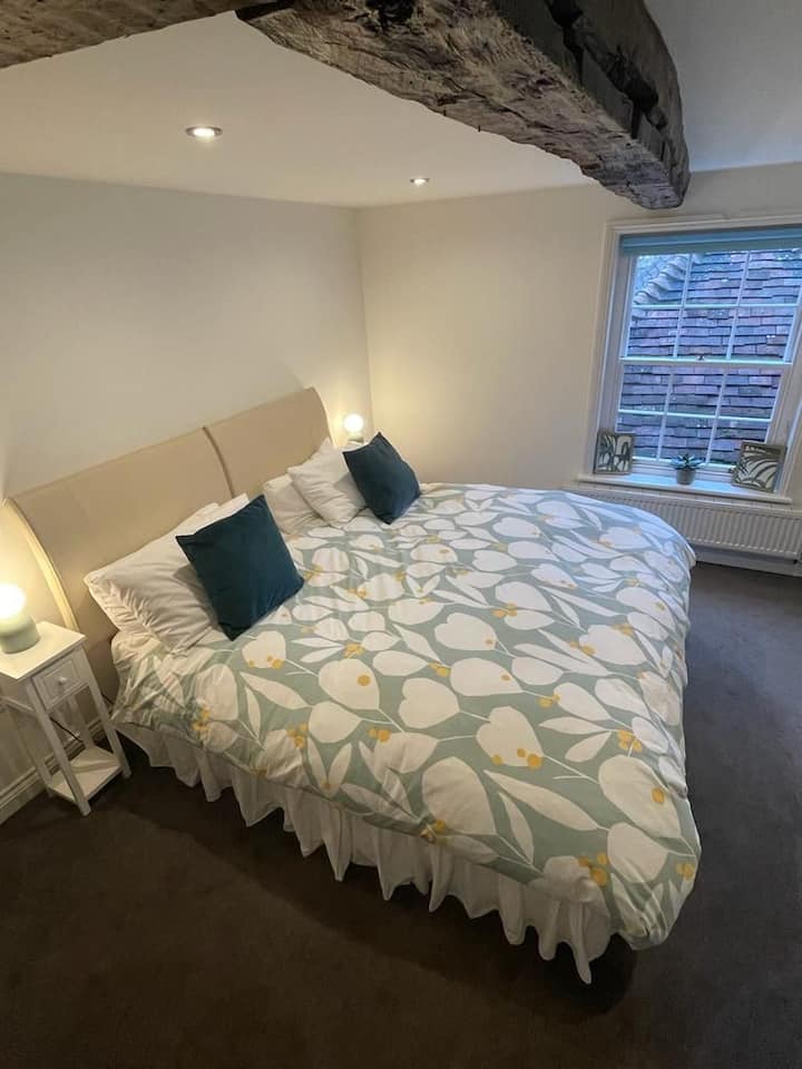 Това легло може да бъде поставено като 2 единични или суперголямо двойно легло.