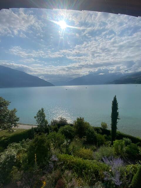 Villa with pool, garden & direct at lake