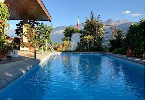 Villa with pool, garden & direct at lake