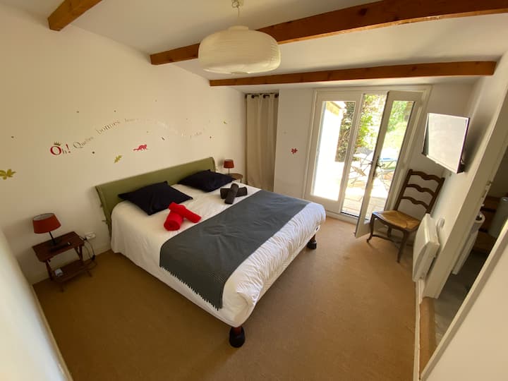 Habitación Olivette, accesible a través de dos pequeños escalones con una rampa.
La suite principal de la planta baja (cama de 160 x 200 cm), su baño privado y su acceso directo a nivel del suelo al jardín. »