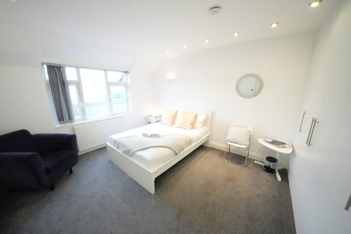 Near LHA terminal 2&3| 10 min drive to the airport gallery image 4