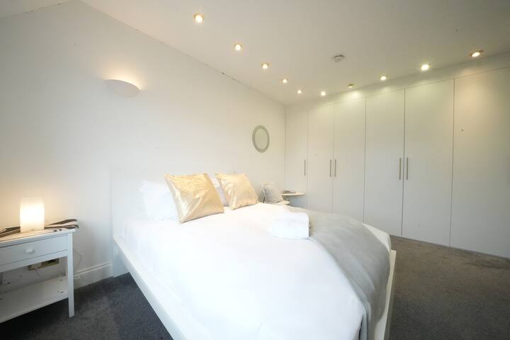 Near LHA terminal 2&3| 10 min drive to the airport gallery image 2