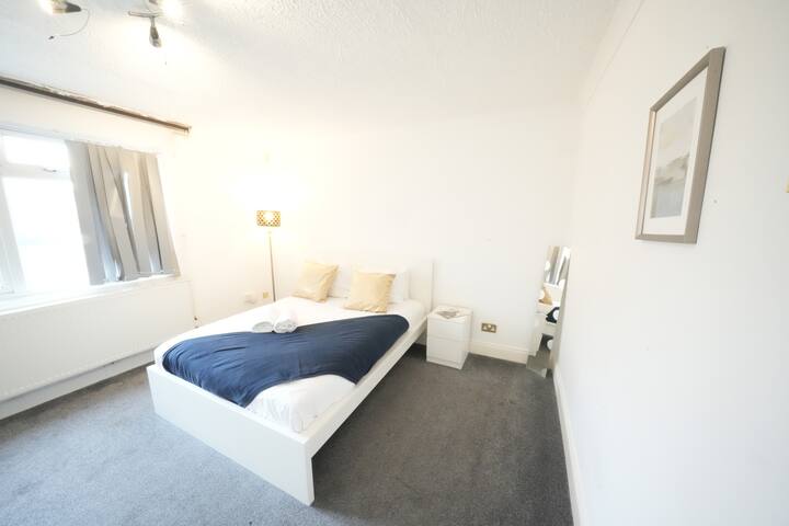 Near LHA terminal 2&3| 10 min drive to the airport gallery image 5