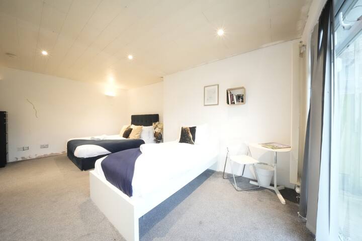 Near LHA terminal 2&3| 10 min drive to the airport gallery image 3