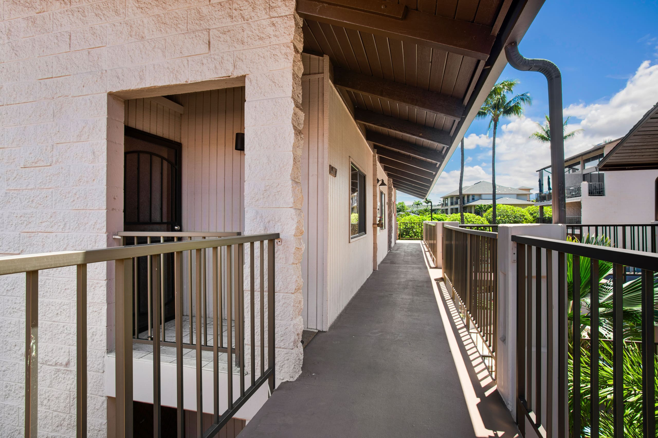 Penthouse w/ lanai, pool & beach access - Image 27
