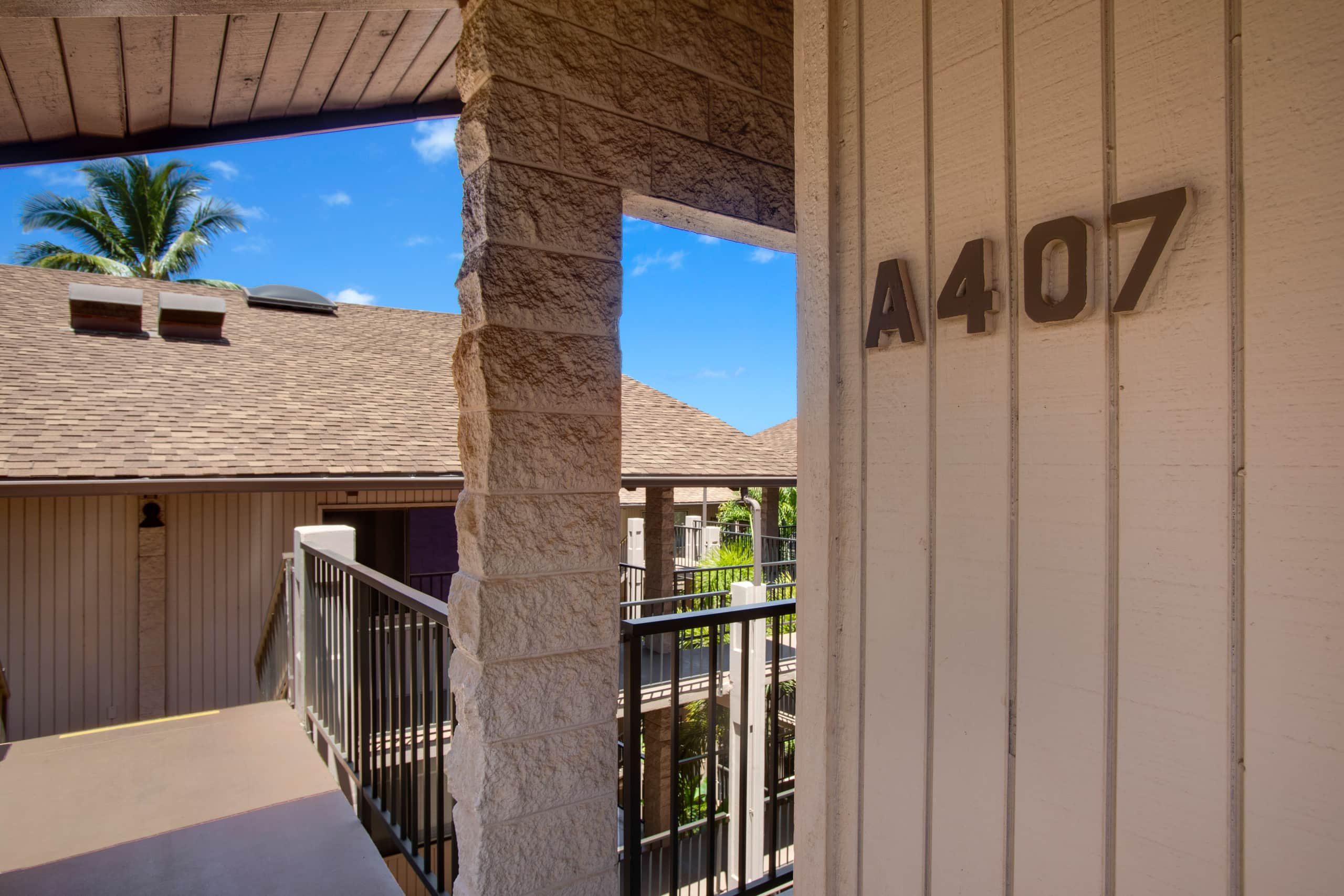 Penthouse w/ lanai, pool & beach access - Image 26