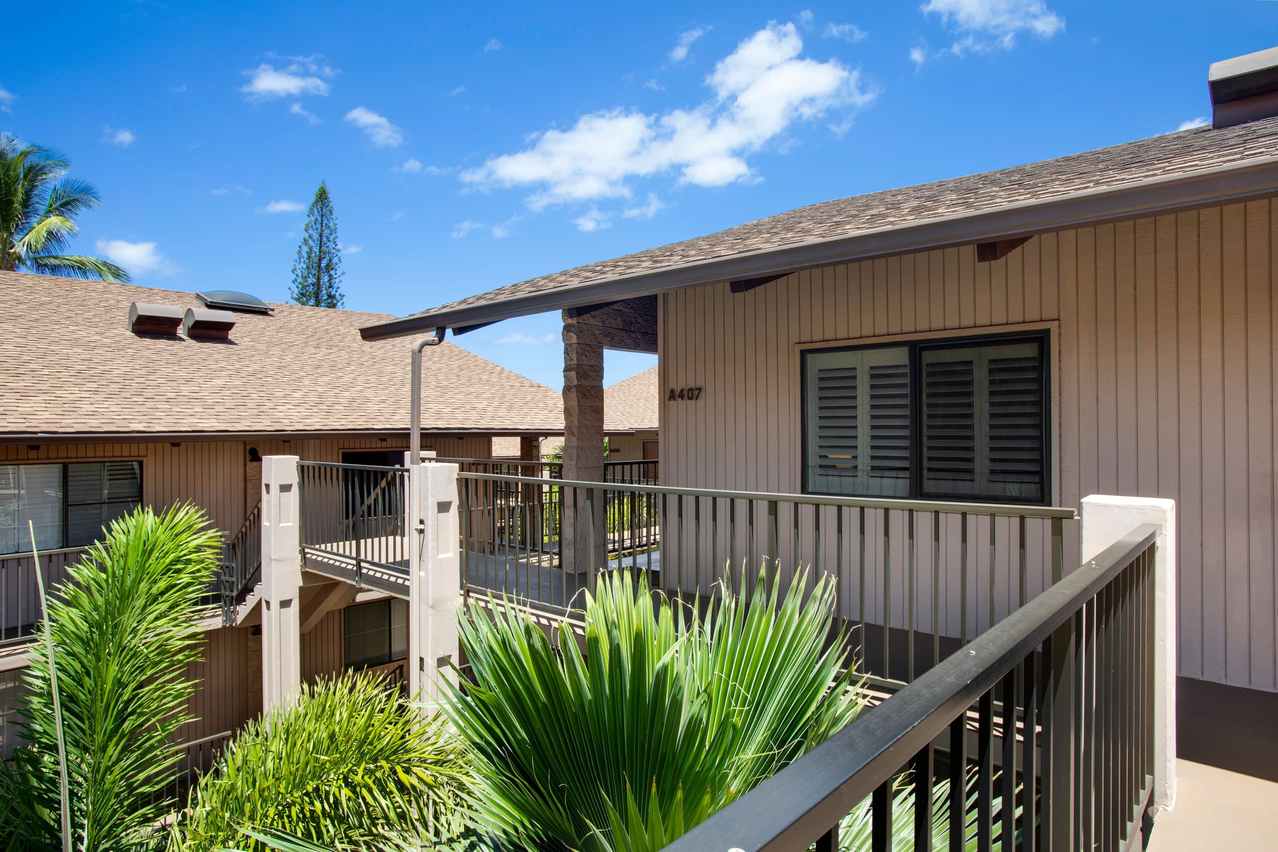Penthouse w/ lanai, pool & beach access - Image 28