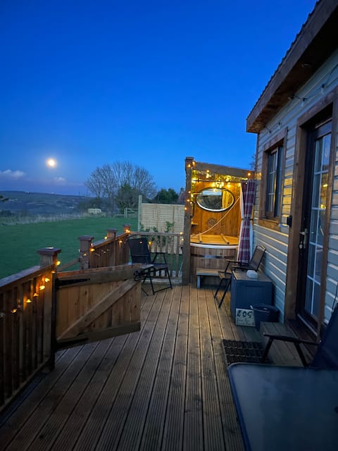 Cuddles & Bubbles cozy Cabin with Spa jacuzzi Tub