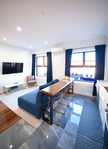 Sunny NYC Retreat: Peaceful, Near Amenities (Cozy)