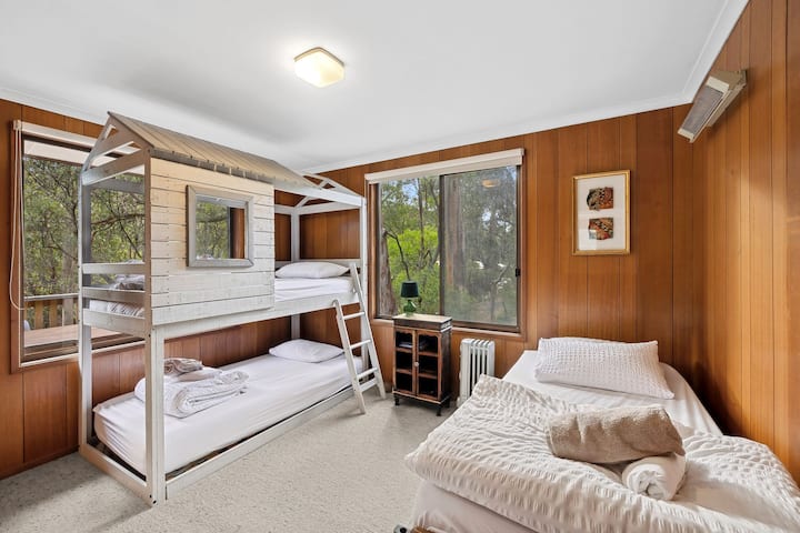 Chumba cha 3 cha kulala - hulala watu 4. Mandhari nzuri kwenye kichaka.