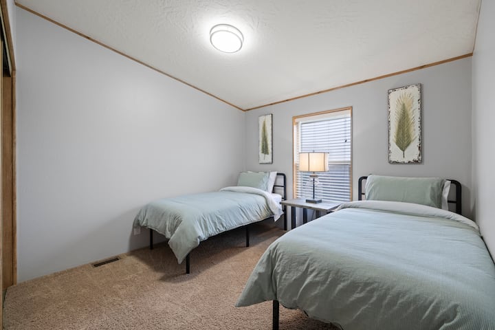 Ორადგილიანი ოთახი: აღჭურვილია ორი ორადგილიანი საწოლით კომფორტული თეთრეულით. Საკმარისად დიდია ბავშვებისთვის ან ზრდასრულებისთვის.
