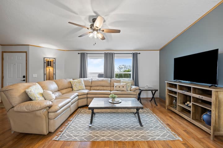 Ეს არის ფართო მისაღები ოთახი თაღოვანი ჭერით. Ტახტის ერთი ნაწილი შეიძლება გარდაიქმნას სრული ზომის საწოლად, ხოლო მეორეში - ორი დასაჯდომი სკამი.