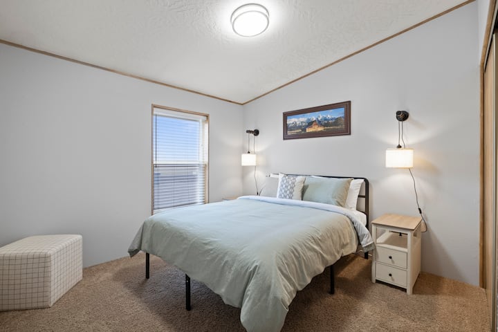 Სტუმრების ერთ ‑ ერთი საძინებელი, კომფორტული მატრასით, სასოფლო-სამეურნეო სავარგულებზე წინასწარ იშლება ხედი.