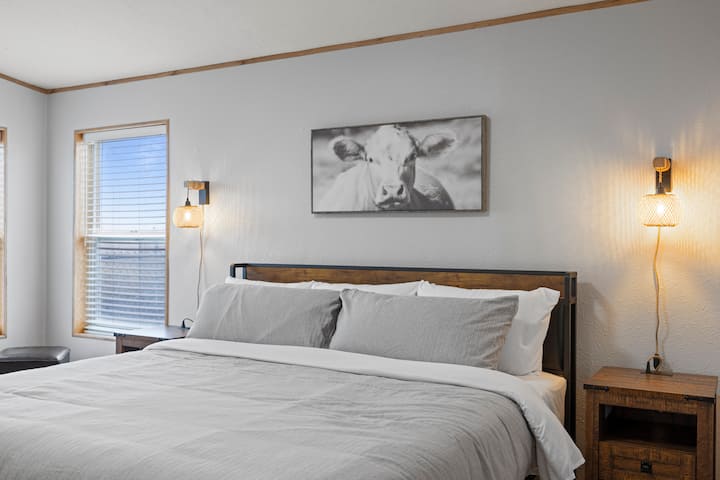 Მთავარ საძინებელში არის დიდი ზომის საწოლი ორი ბოჰოს შთაგონებით დაკიდებული სკონებით.