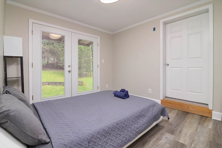 This is a separate bedroom and has access to out side