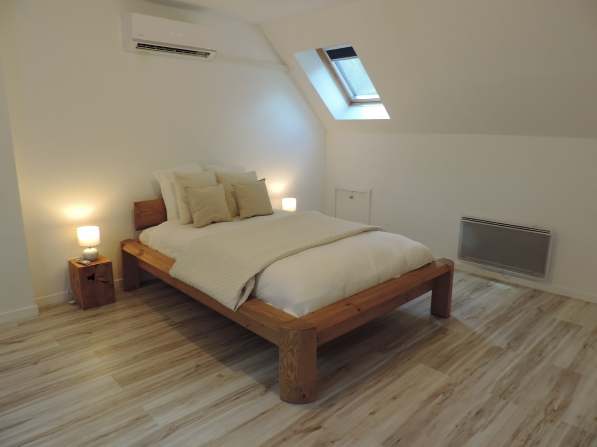 Une autre chambre au 1er étage : ambiance reposante dans des tons clairs