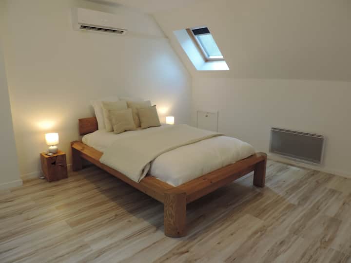 Une autre chambre au 1er étage : ambiance reposante dans des tons clairs