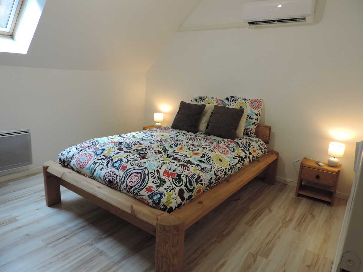 Une chambre de l'étage, baignée de lumière par le Vélux