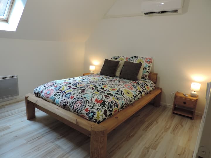 Une chambre de l'étage, baignée de lumière par le Vélux