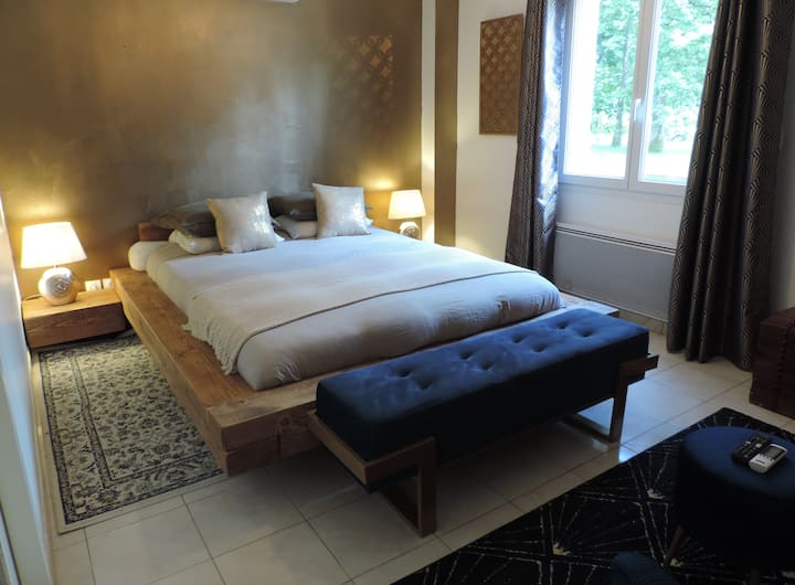 Une très jolie chambre parentale, avec sa salle de bain et toilettes privative, avec vue sur le jardin