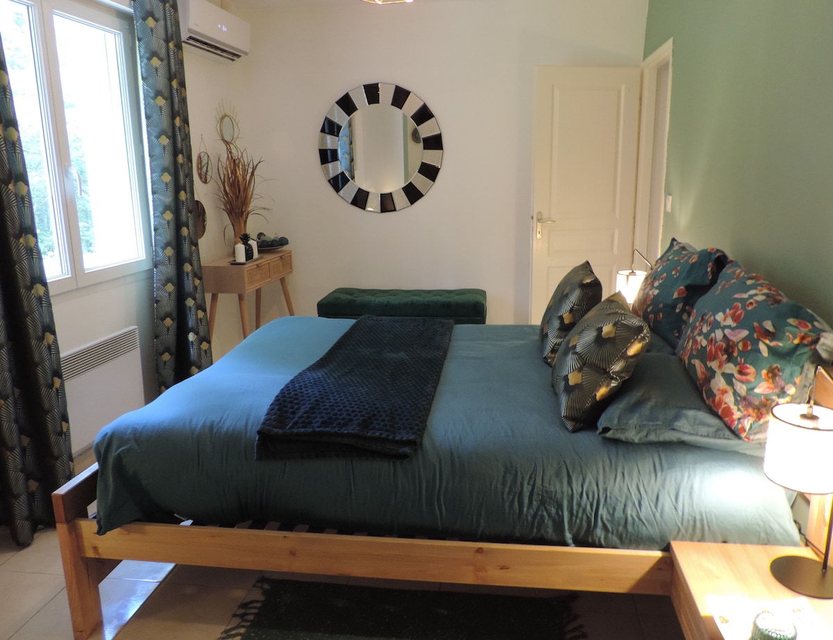 Chambre du rez-de-chaussée avec vue sur le jardin