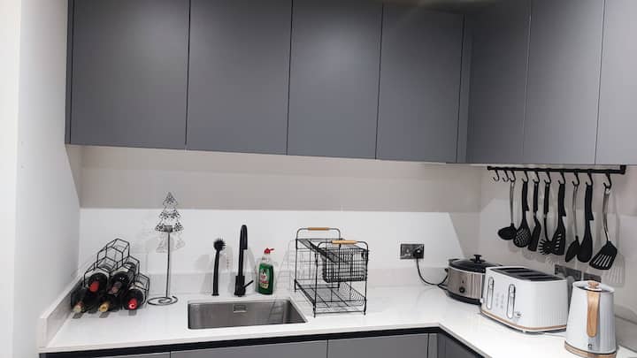 King Size Bed In Modern Belfast City Centre Flat - Belfast