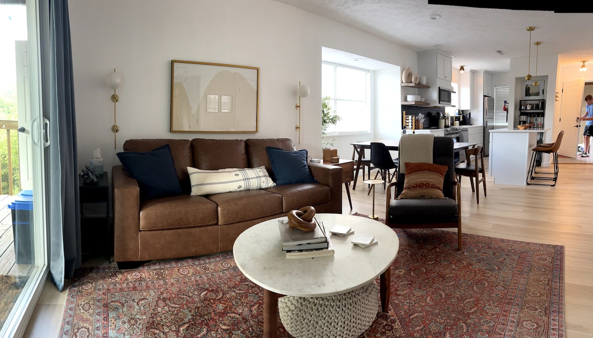 Релаксирачки дневен простор со нов кауч за спиење. Опуштете се по долгиот ден забава во Бренсон. Голема маса за играње игри додека уживате во вечерта.