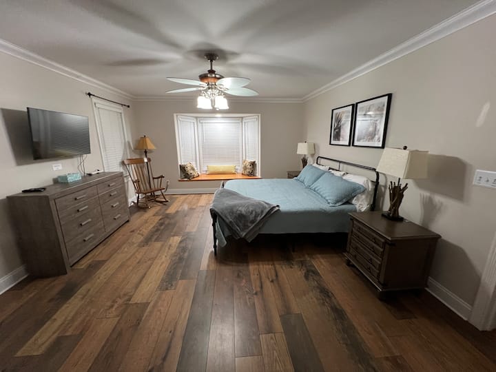 Lit King Size, commode, TV, siège de fenêtre.